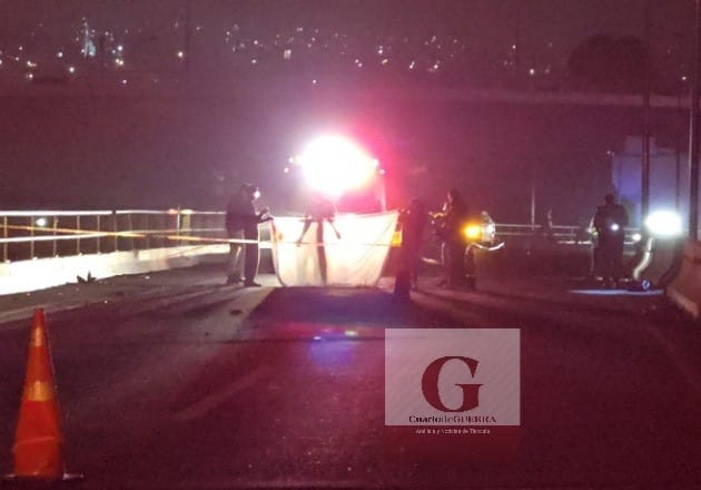 Ex alumno de la UPTx muere al presuntamente caer de camioneta y ser atropellado por varios vehículos; quedó desecho